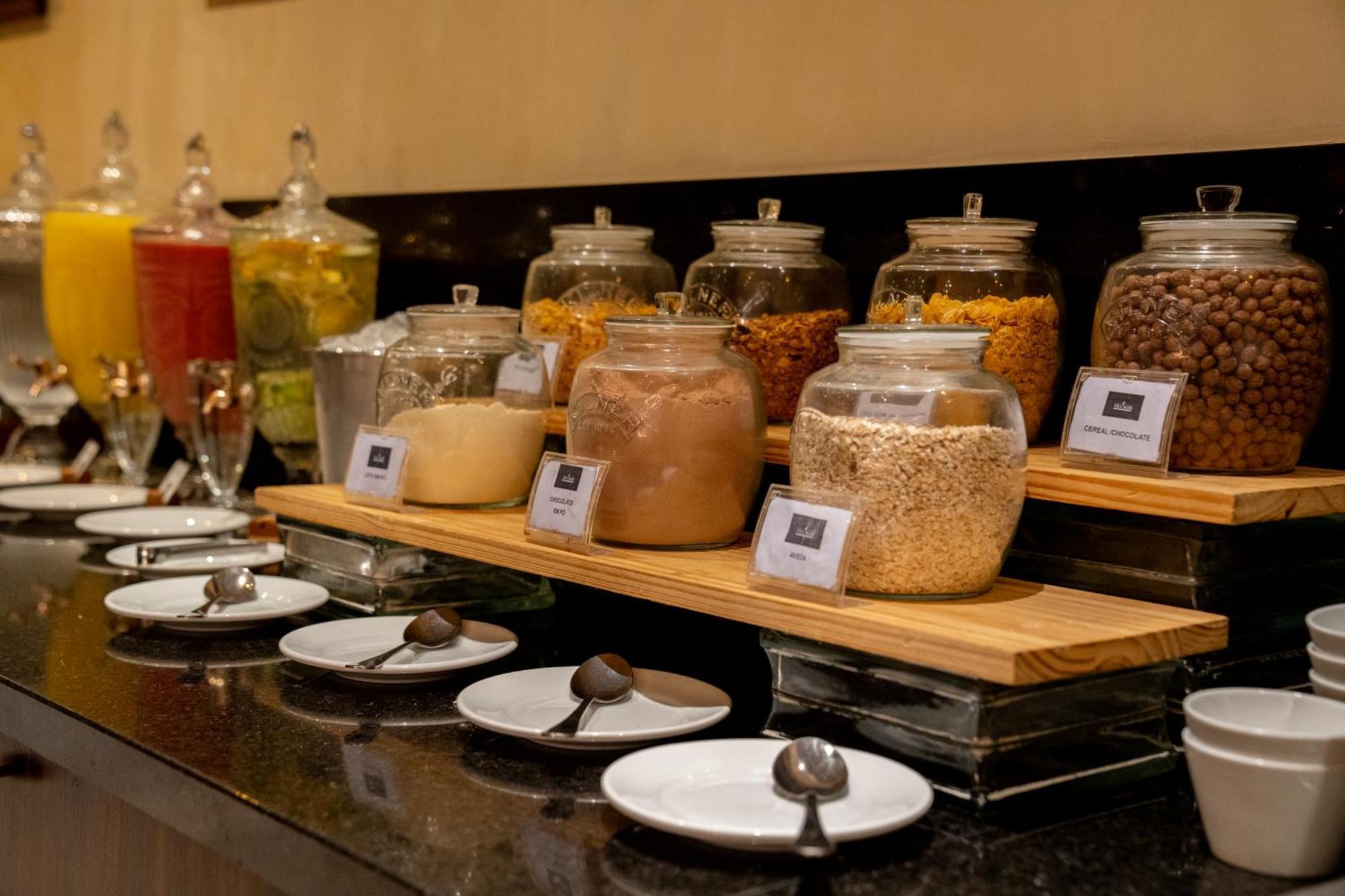 Hotel Luzeiros ريسيفي المظهر الخارجي الصورة A selection of cereals at a buffet