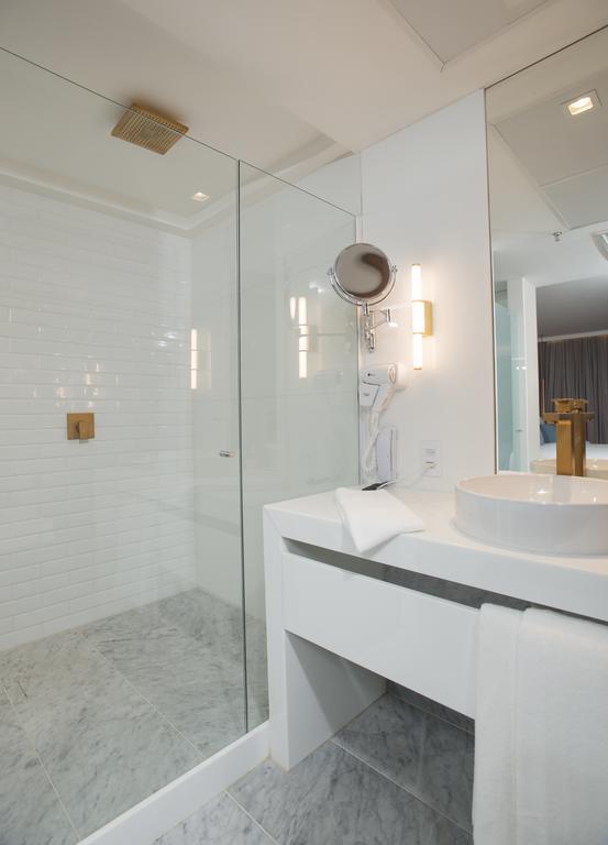 Hotel Luzeiros ريسيفي الغرفة الصورة A shower enclosure